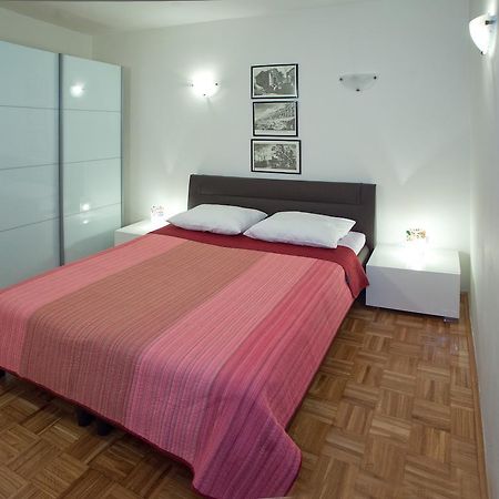 Ideal Location Split Apartments Номер фото