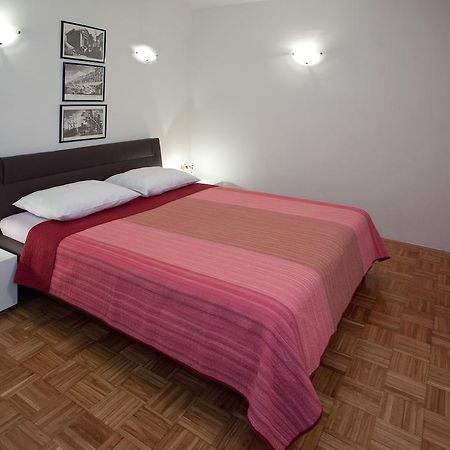 Ideal Location Split Apartments Номер фото