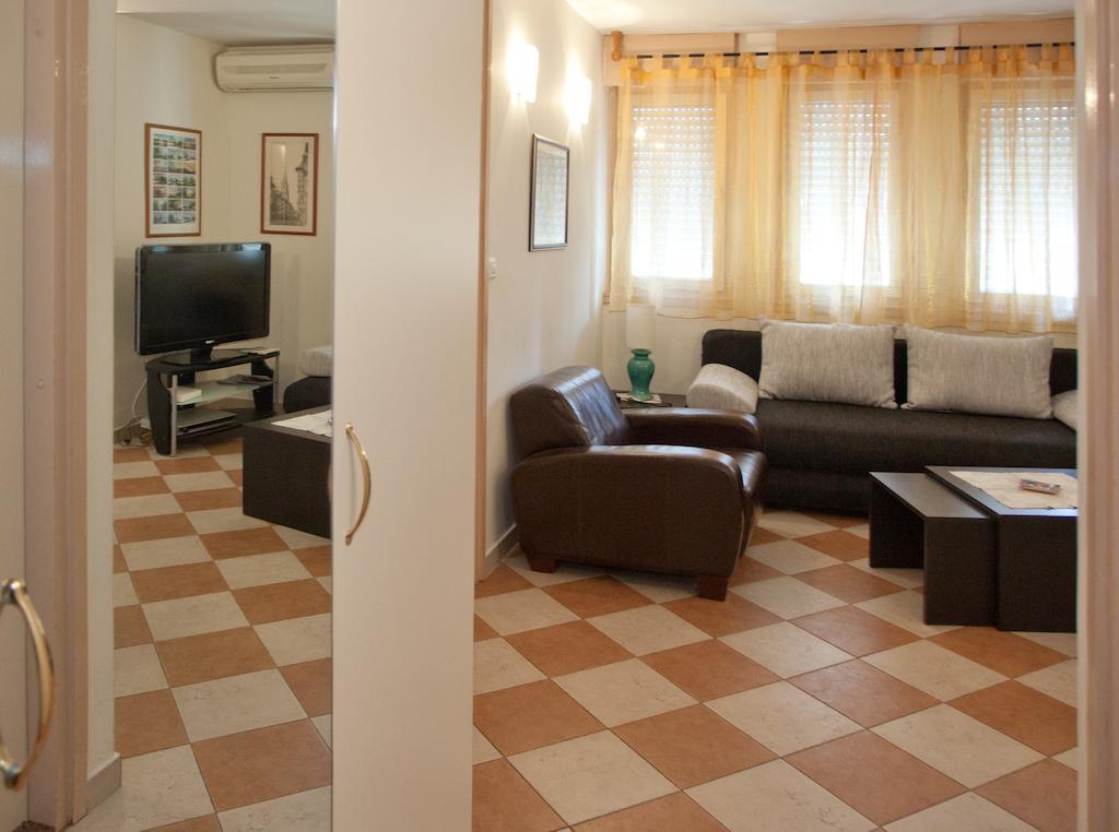Ideal Location Split Apartments Номер фото