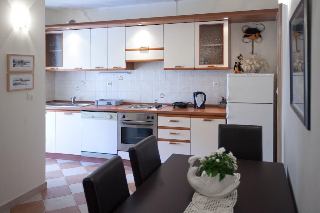 Ideal Location Split Apartments Номер фото