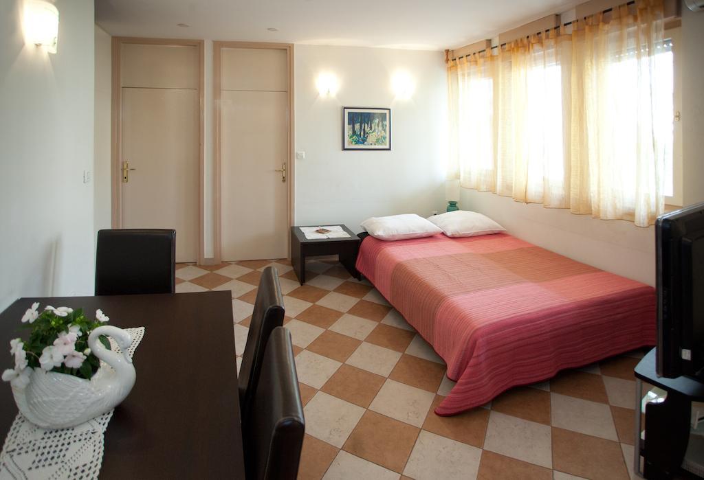 Ideal Location Split Apartments Номер фото
