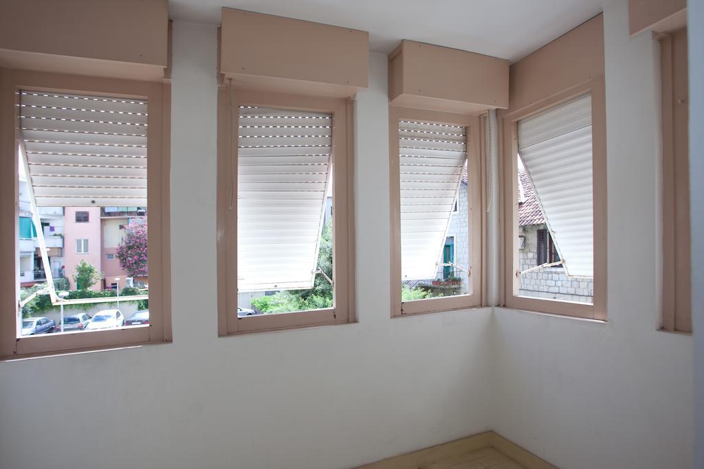Ideal Location Split Apartments Номер фото