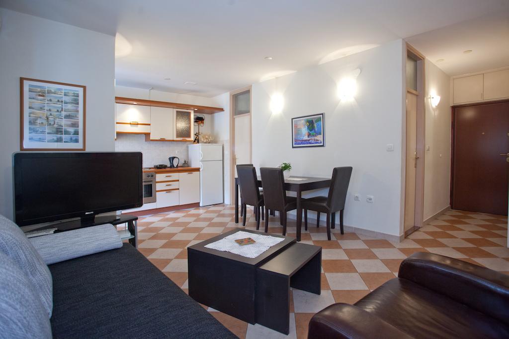 Ideal Location Split Apartments Номер фото
