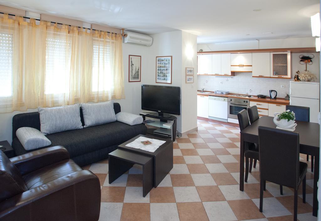 Ideal Location Split Apartments Номер фото