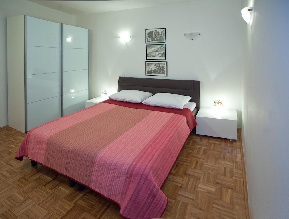 Ideal Location Split Apartments Номер фото