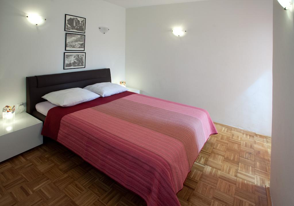 Ideal Location Split Apartments Номер фото