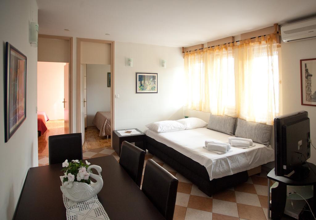 Ideal Location Split Apartments Номер фото